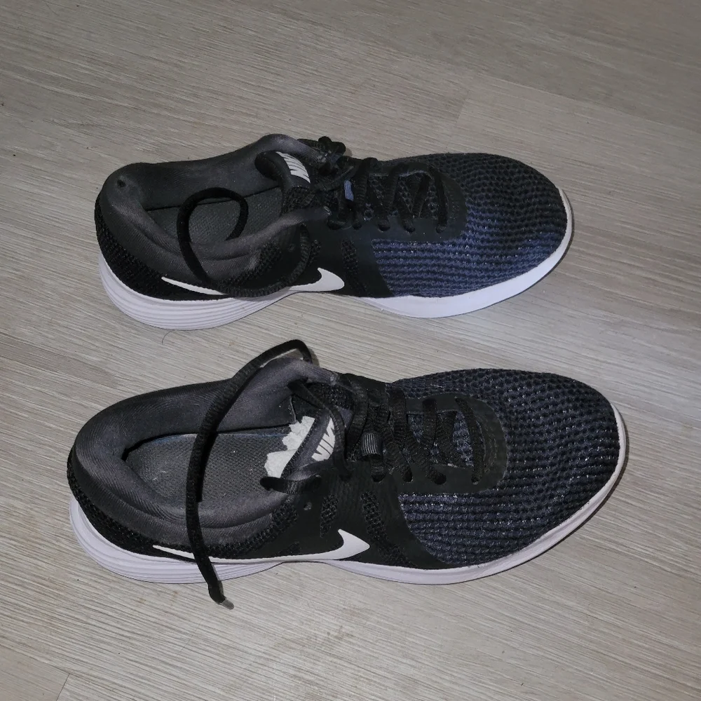 NIKE REVOLUTION 8.5 Sneakers Breathable Mesh Outdoor Workout Beach Coastal Comfy - Picture 6 of 7